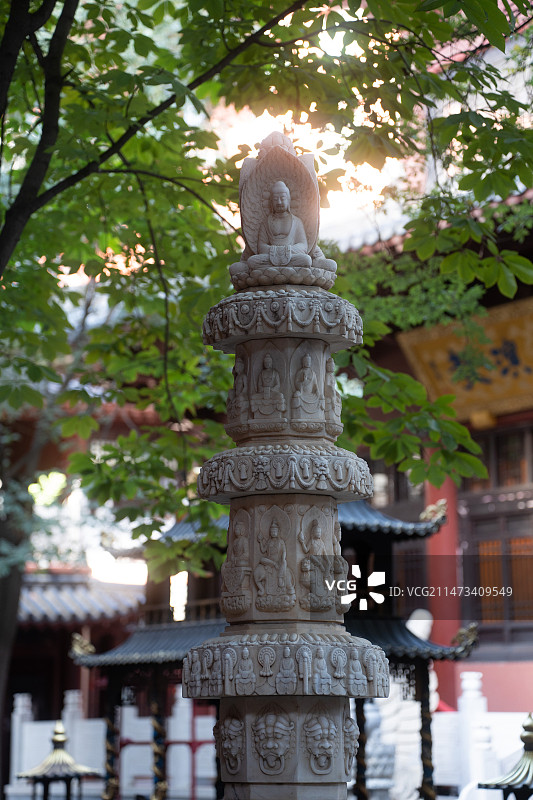 河南省郑州市大观音寺的雕刻佛像和建筑图片素材