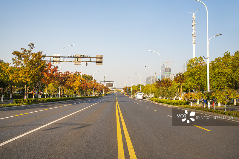 城市道路蓝天下的马路 公路 马路 道路 杭州滨江路 城市 杭州城市风光图片素材