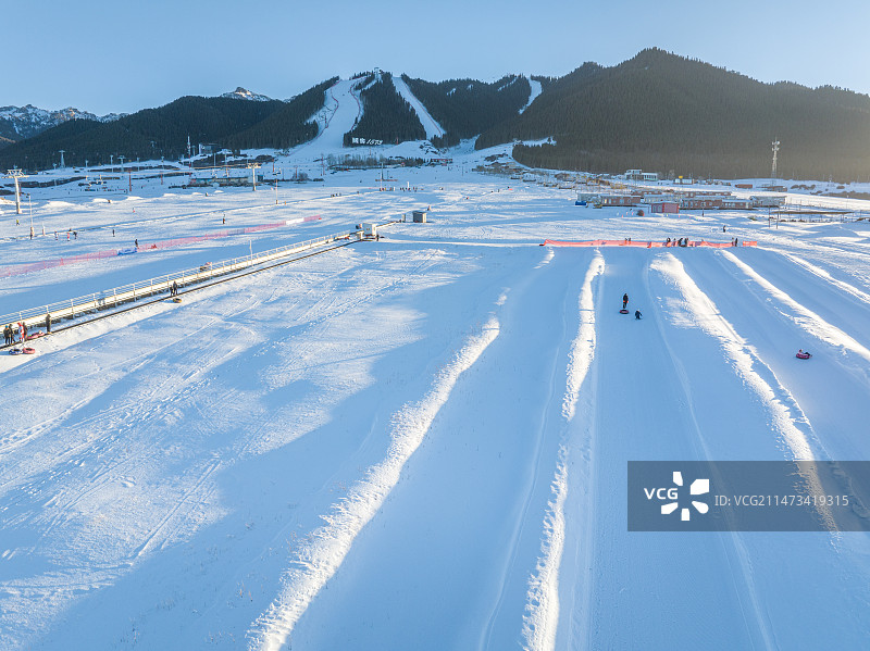 航拍 冬季 新疆 阿勒泰 雪山 户外 滑雪场 冰雪景观图片素材
