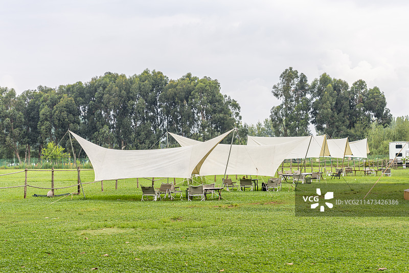 夏天绿色草坪帐篷天幕风景图片素材