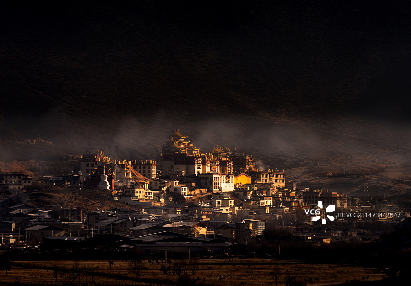 中国云南迪庆香格里拉松赞林寺日出风光图片素材