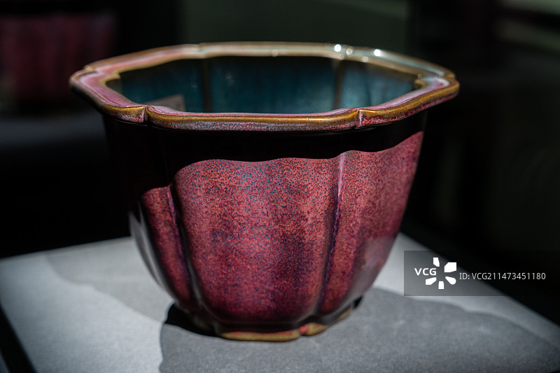 中国北京故宫博物馆重要馆藏文物北宋钧窑玫瑰紫釉葵花式花盆图片素材