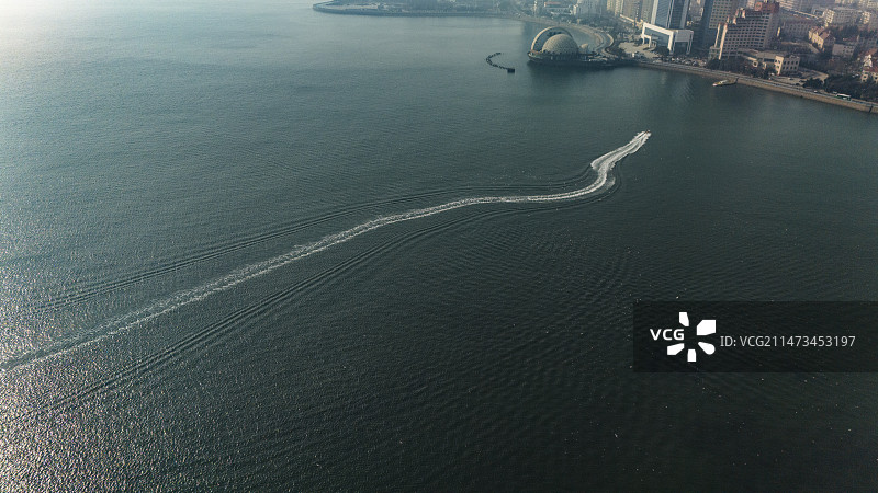 船只在海上留下的轨迹图片素材