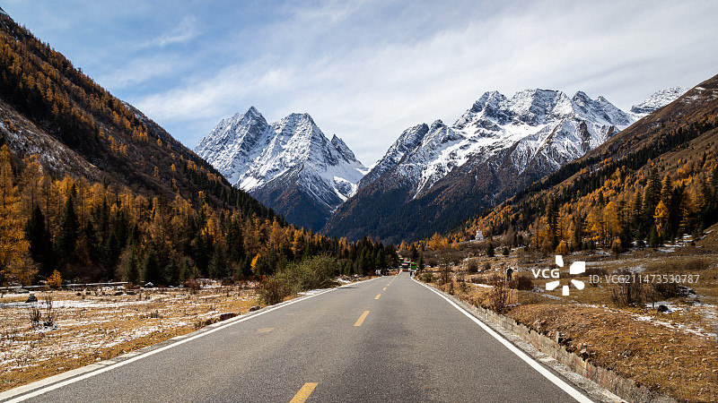 雪山下的公路图片素材