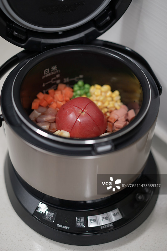 五彩电饭煲焖饭图片素材