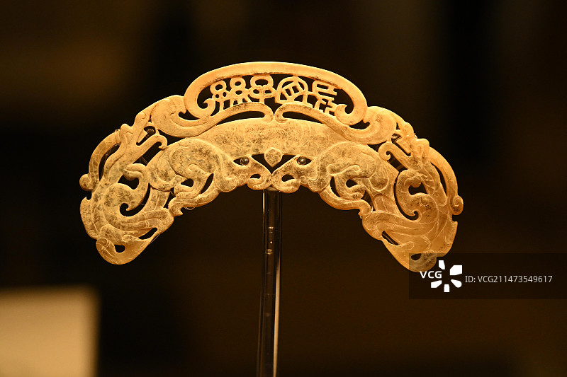 透雕“长宜子孙”双龙璜形玉佩图片素材