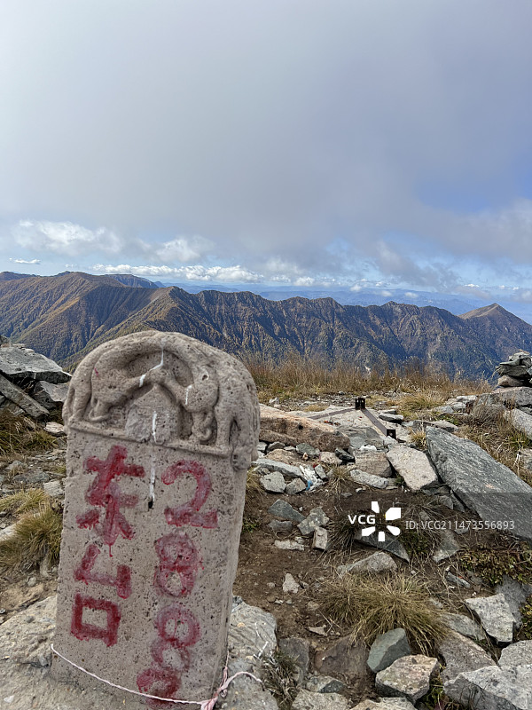 河北省最高峰小五台山秋季风景-东台2882米石碑图片素材