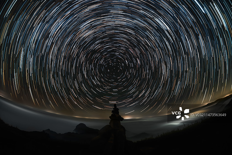 杭州临安太子尖夜空云海星轨图片素材