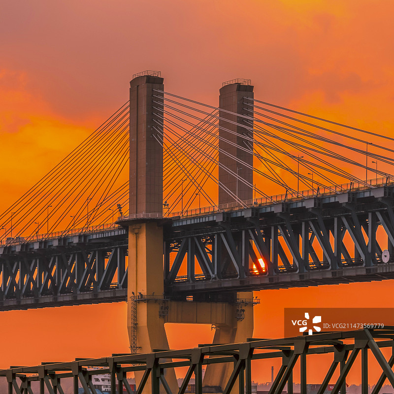 晚霞映衬下的芜湖长江大桥桥塔图片素材