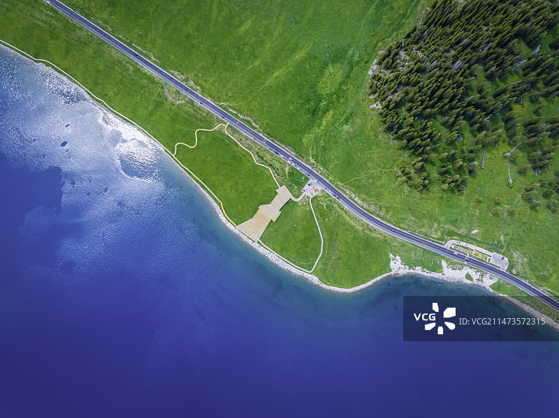 千米飞高下的赛里木湖松树头观景台图片素材