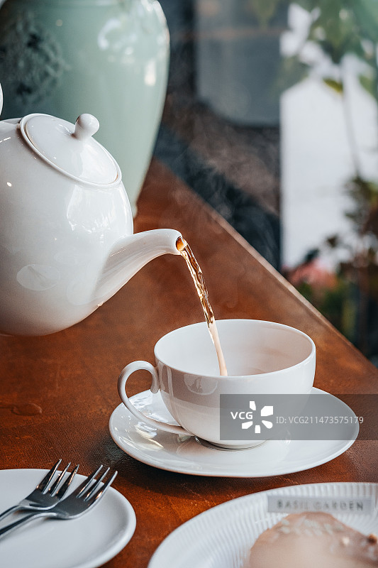 桌上英式下午茶倒茶特写镜头图片素材