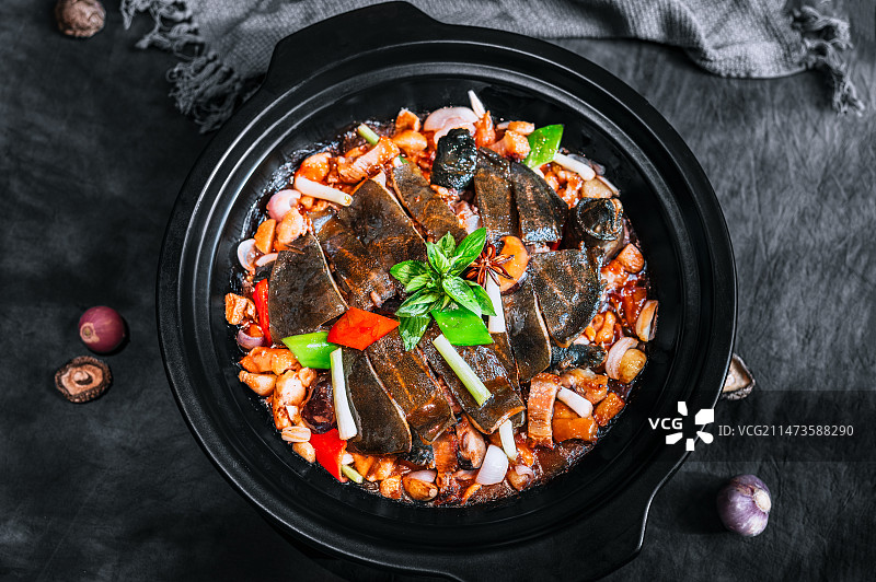 广东新年红烧甲鱼煲图片素材