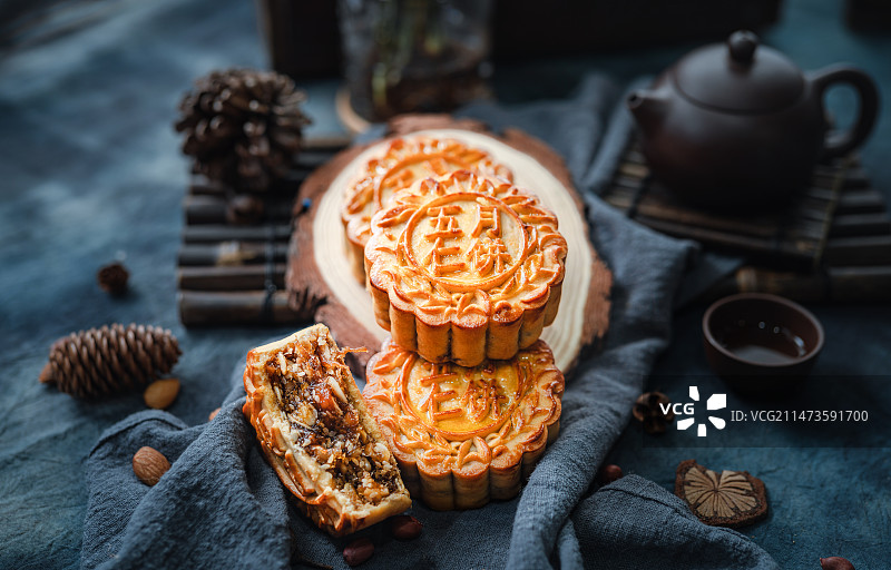 中秋月饼五仁月饼双黄月饼豆沙月饼图片素材
