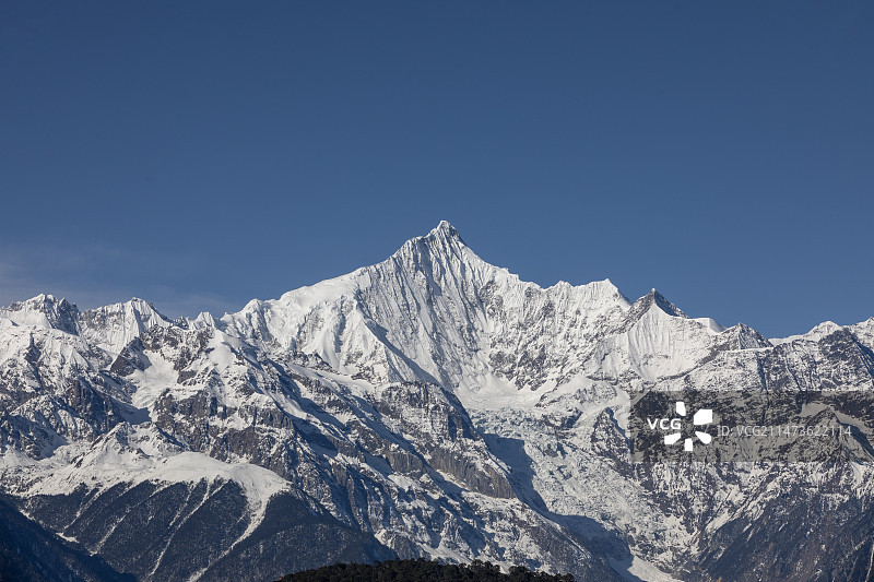 云南省迪庆藏族自治州德钦县梅里雪山日照金山户外风光图片素材