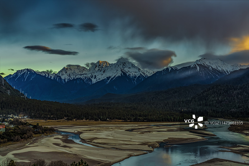 嘉美贡美尕美雪山和帕隆藏布江图片素材