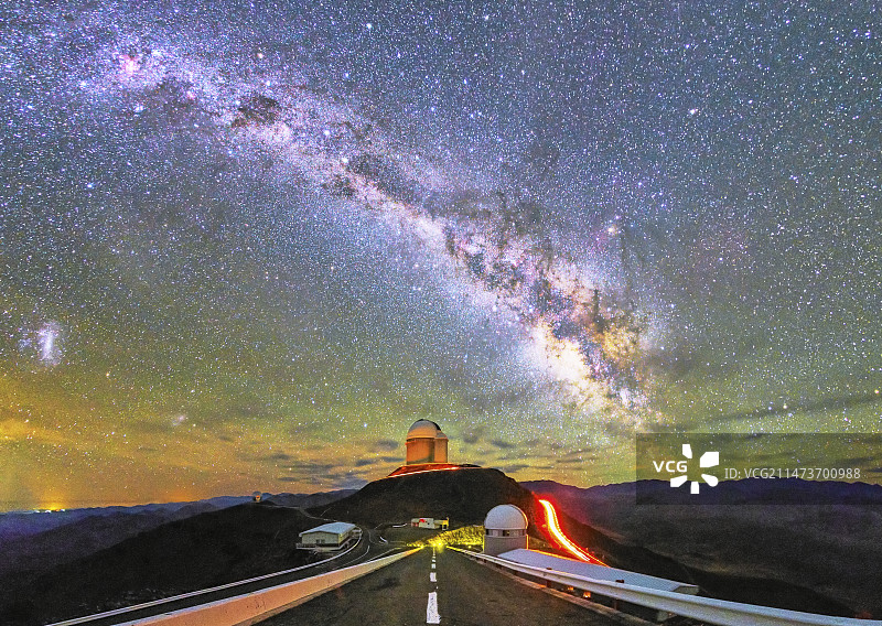 银河下的公路图片素材