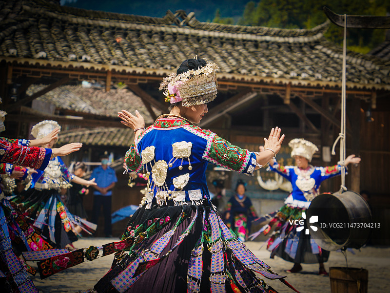 舞动的苗族少女图片素材