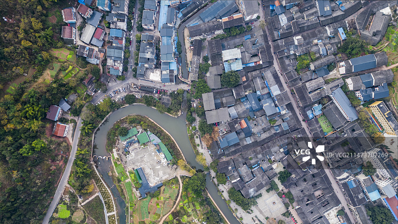 城市建筑中街道的高角度景观图片素材