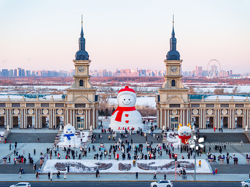 中国黑龙江哈尔滨音乐公园网红大雪人航拍图片素材