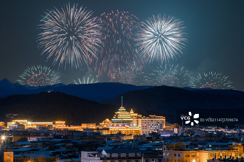 云南省迪庆藏族自治州香格里拉独克宗古城新年烟花秀图片素材
