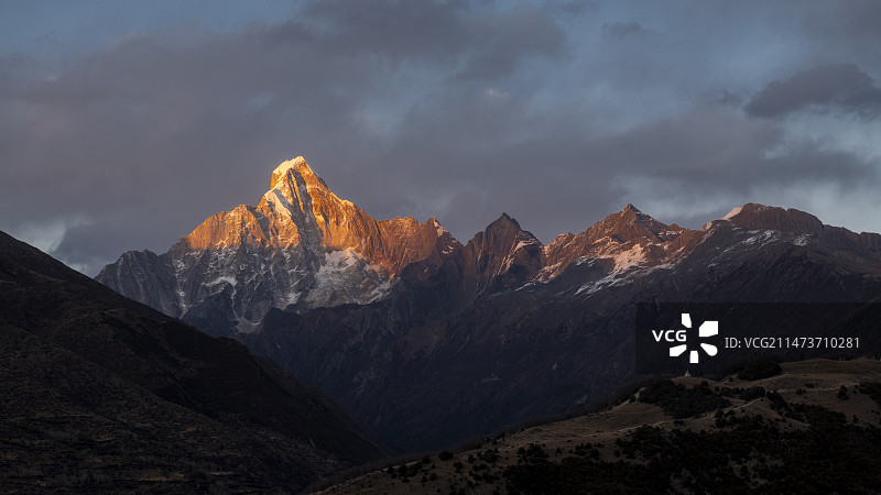 夕照幺妹峰图片素材