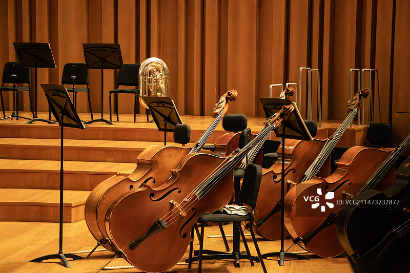 舞台上的大提琴和乐谱架图片素材