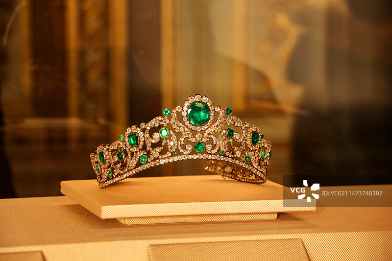 法国卢浮宫展品-镶嵌绿宝石和钻石的王冠图片素材