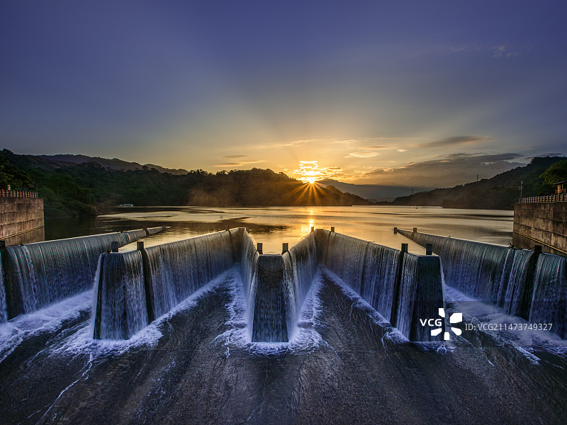 台湾苗栗鲤鱼潭水库晨彩，日出东方水流哗啦图片素材