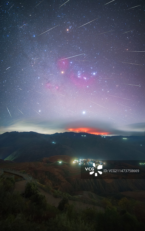 东川的双子座流星雨图片素材