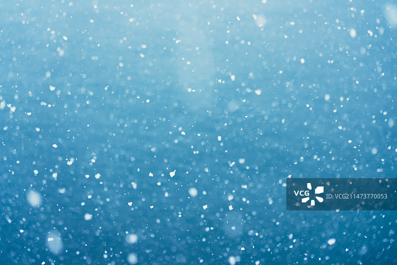 空中飘落的雪花特写图片素材