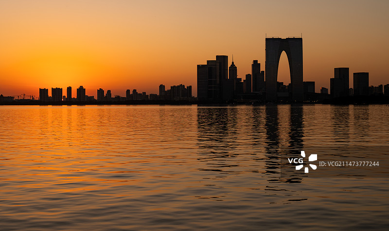 滨水城市的日落图片素材