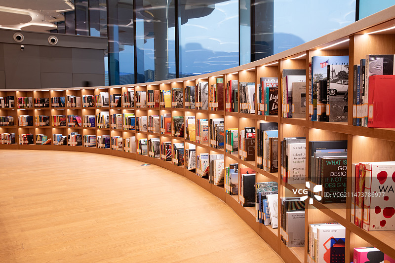 环境优美的图书馆首都图书馆北京城市图书馆书架上摆放着图书图片素材