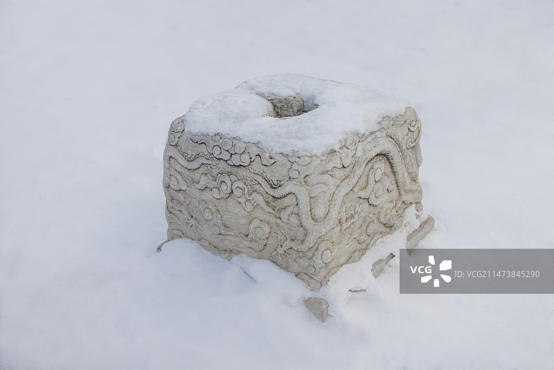雪中故宫汉白玉龙纹石刻底座图片素材