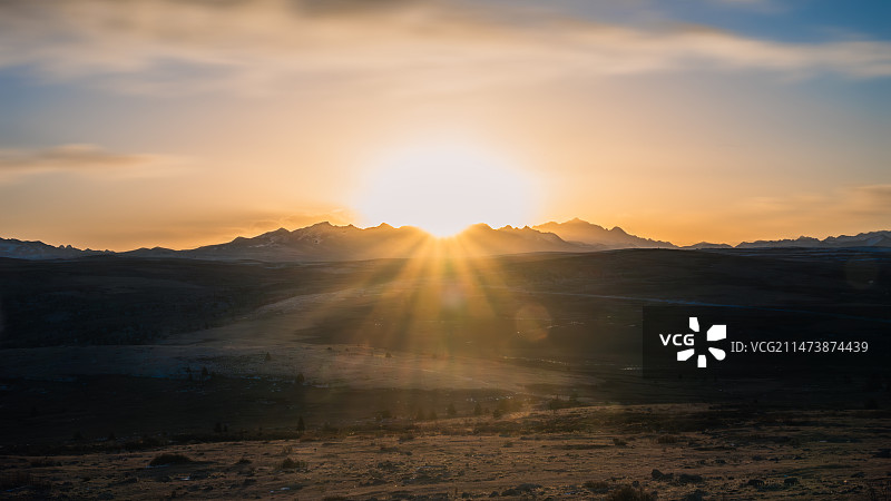 塔公草原的日出图片素材