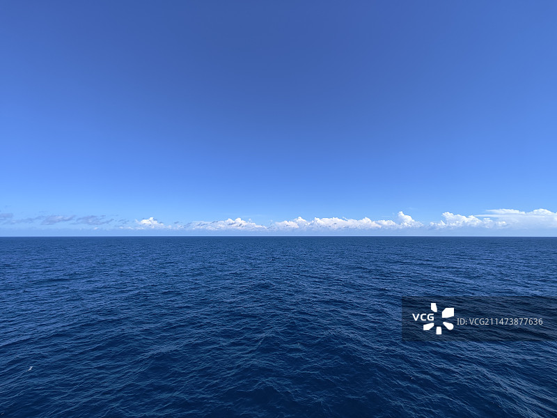 干净明亮的海边风光天际线反射倒影背景图图片素材