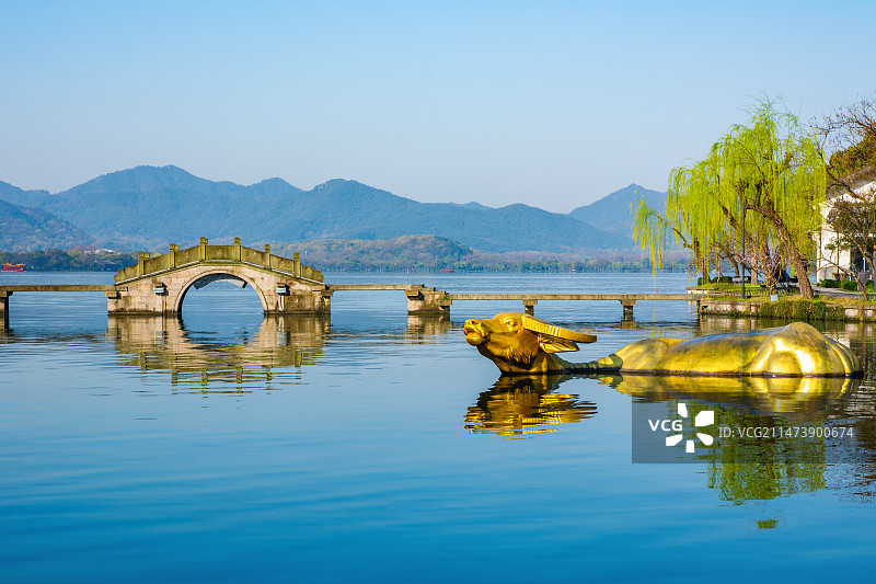杭州 西湖 金牛出水 金牛雕塑涌金桥 涌金池 地标古建筑 标志性景点 杭州西湖风光 春天 春景 春意图片素材