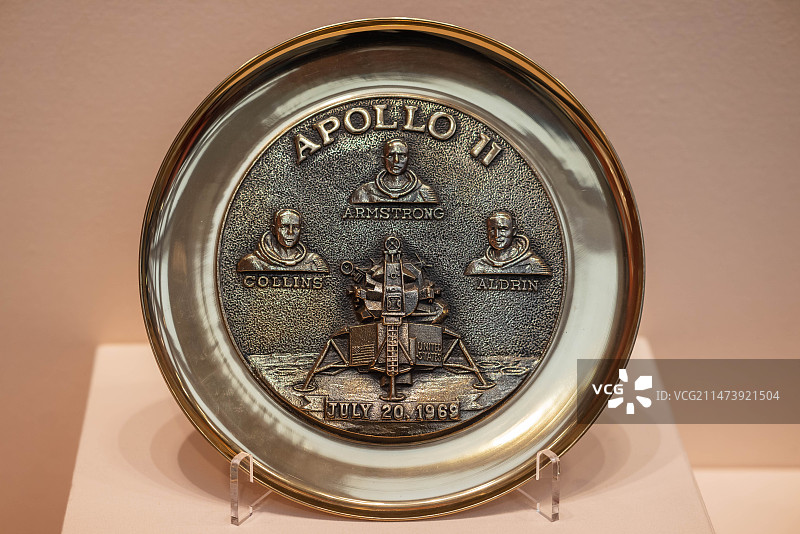 中央礼品文物管理中心美国阿波罗11号登月纪念铜盘图片素材