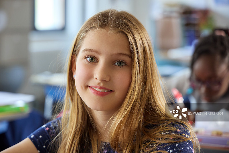 国际学校学生在教室里上课图片素材