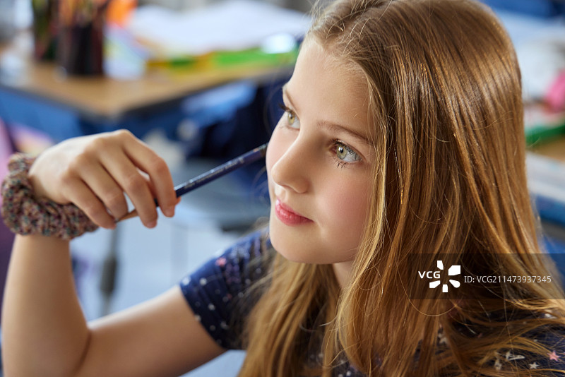 国际学校学生在教室里上课图片素材