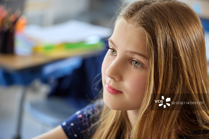 国际学校学生在教室里上课图片素材