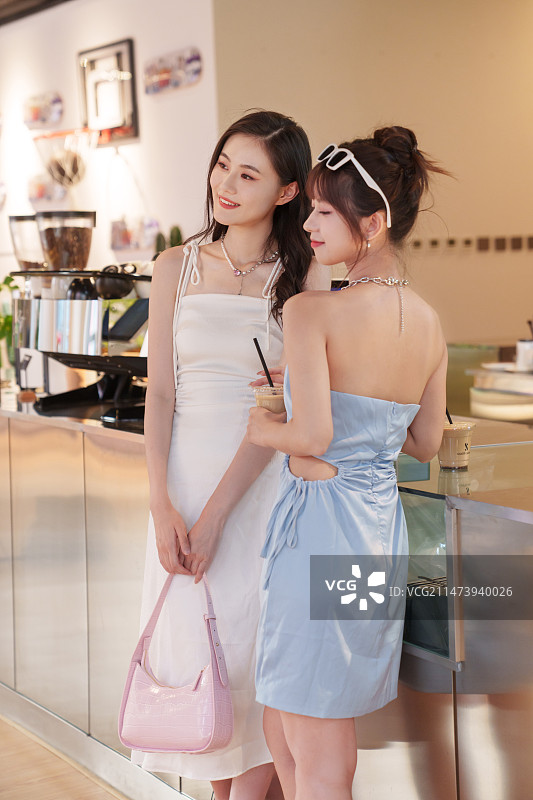 咖啡厅里的青年闺蜜图片素材