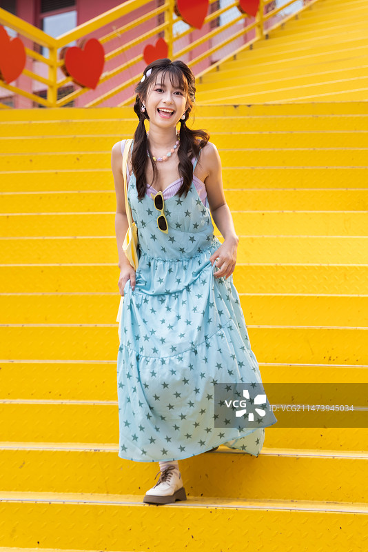 城市街道的快乐女孩图片素材