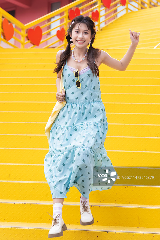 城市街道的快乐女孩图片素材