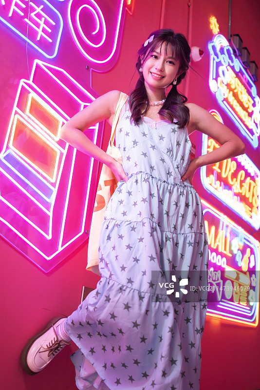 快乐的美少女街拍图片素材