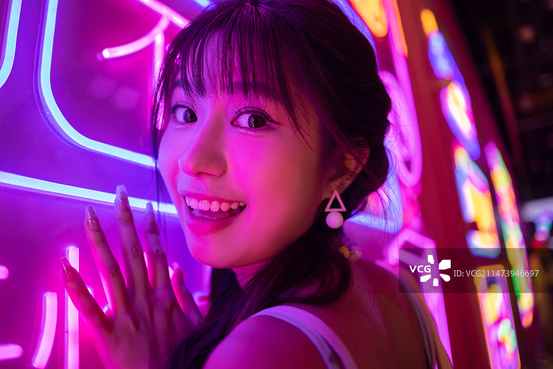 快乐的美少女街拍图片素材