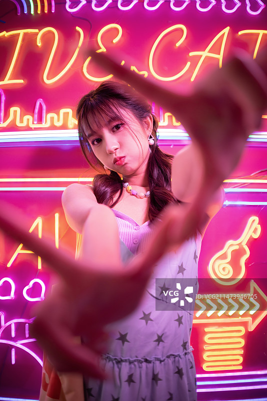 快乐的美少女街拍图片素材