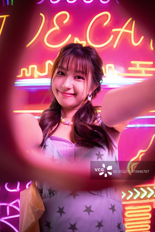 快乐的美少女街拍图片素材