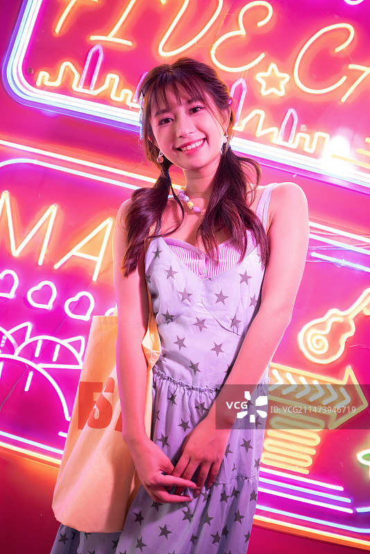 快乐的美少女街拍图片素材