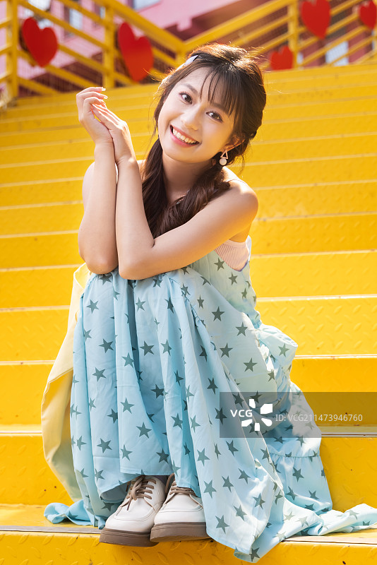 城市街道的快乐女孩图片素材