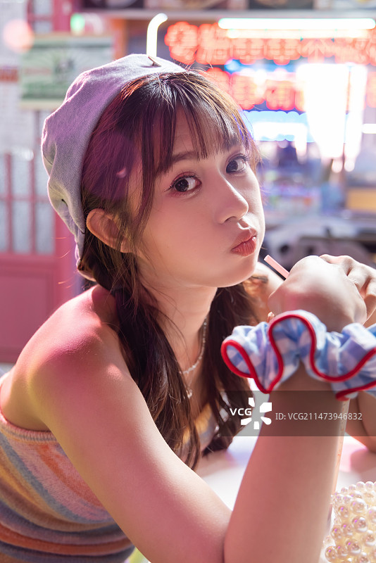 咖啡店里的年轻女人图片素材